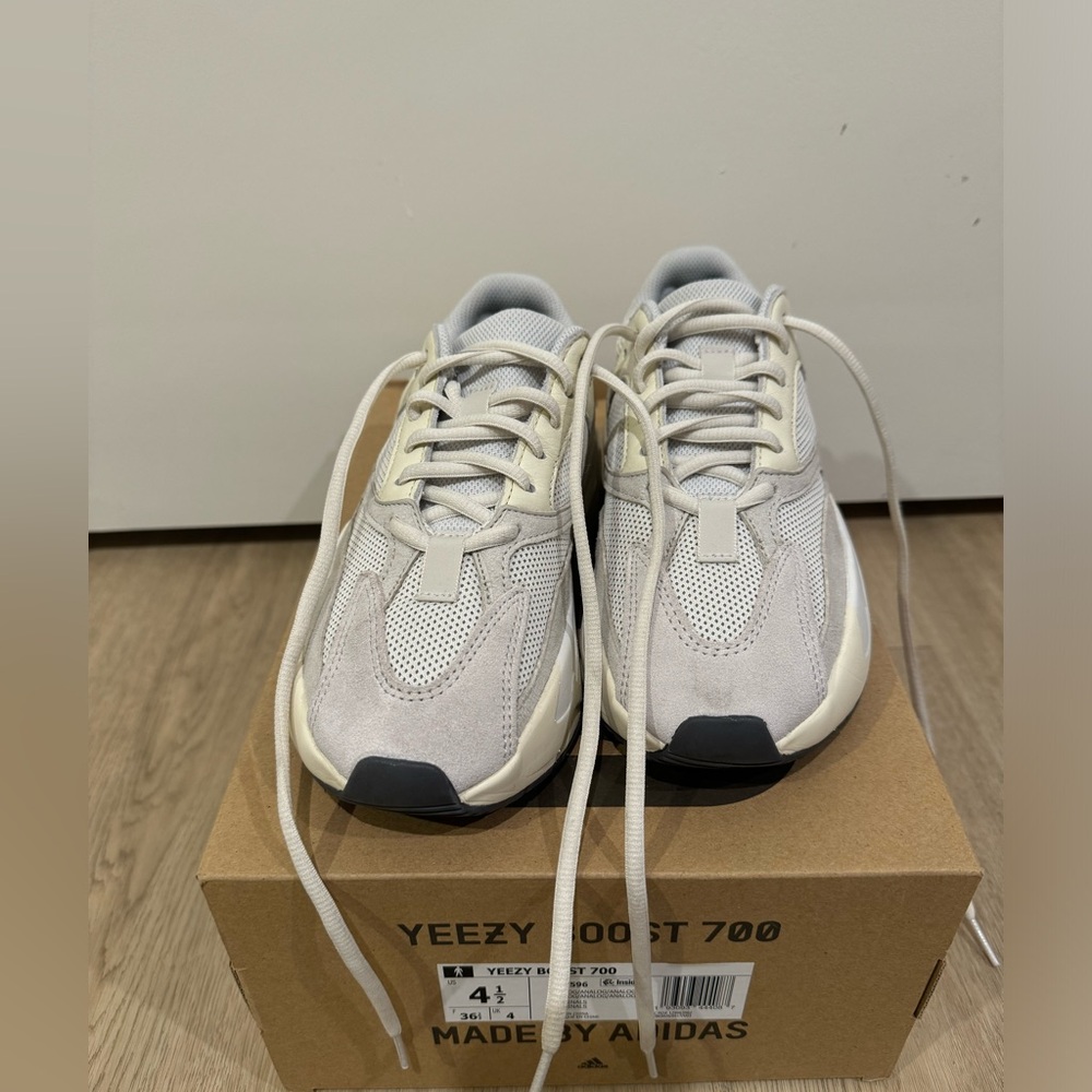 Women’s YEEZY BOOST 700 size 4.5